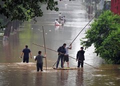新乡暴雨已致128万余人受灾：大量房屋被淹几乎没顶、划船出门