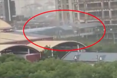 上海地铁莘庄站外天桥顶板被台风吹落：砸断铁路接触网